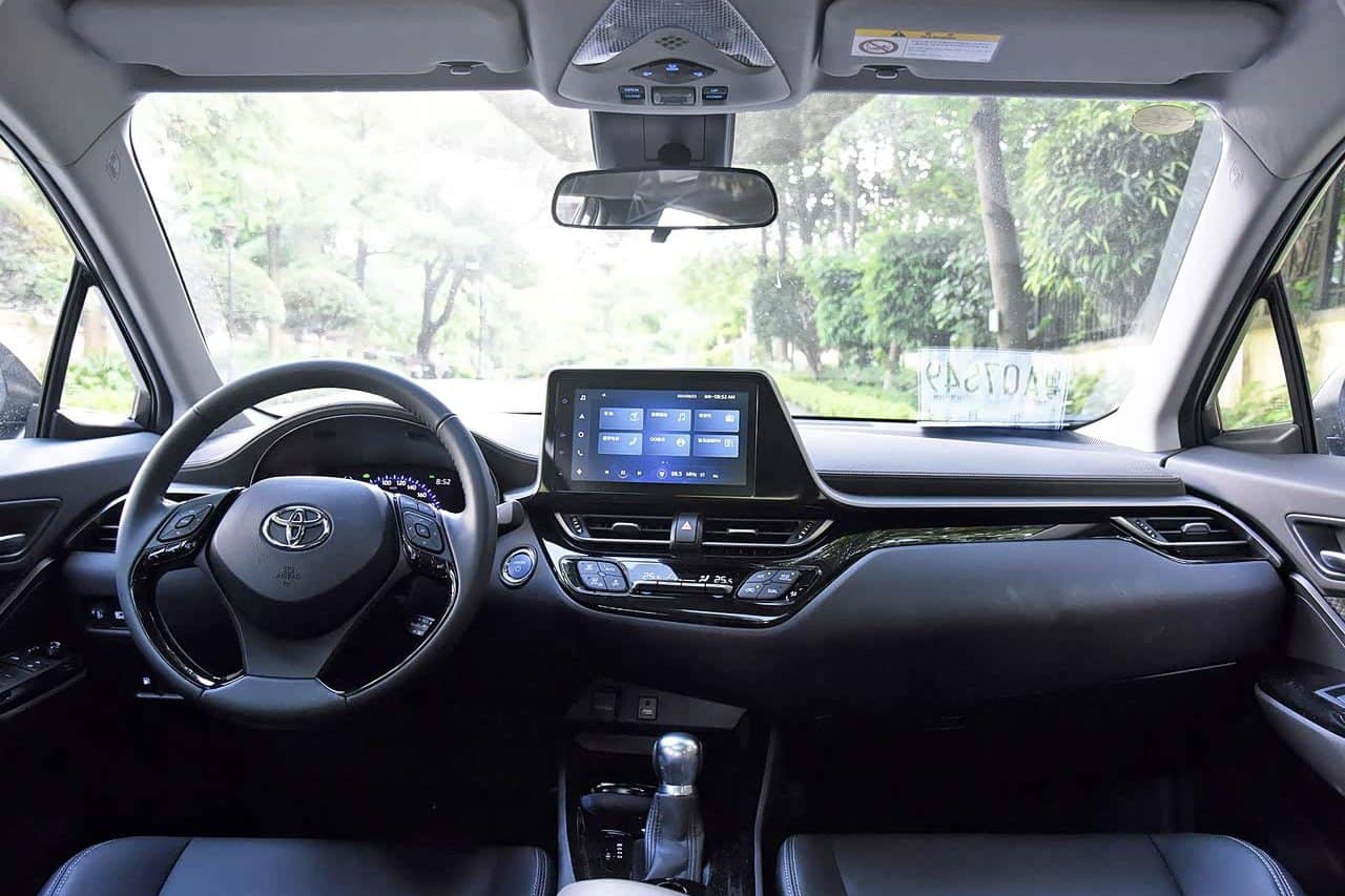 Tableau de bord et console centrale du Toyota C-HR Hybride