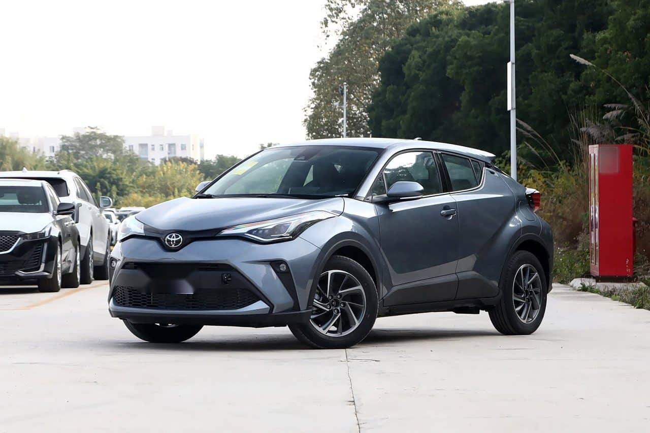 2023 Toyota C-HR 2.0L petrol in grey, front three-quarter view